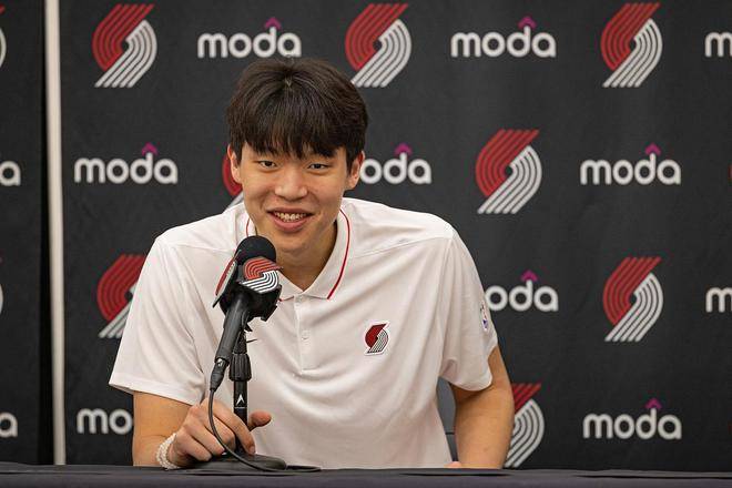 去年新秀二阵中锋今日面对杨瀚森11投仅1中(杨瀚森是谁的儿子)