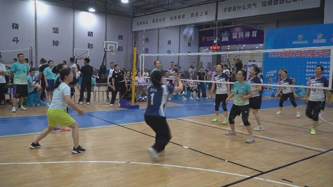 排球赛事火热开赛精妙配合打满五局(企鹅排球在线直播)
