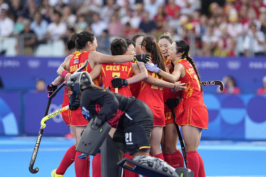 八戒体育-女子足球比赛场上，中国队员们精神饱满(中国女足精神描述)