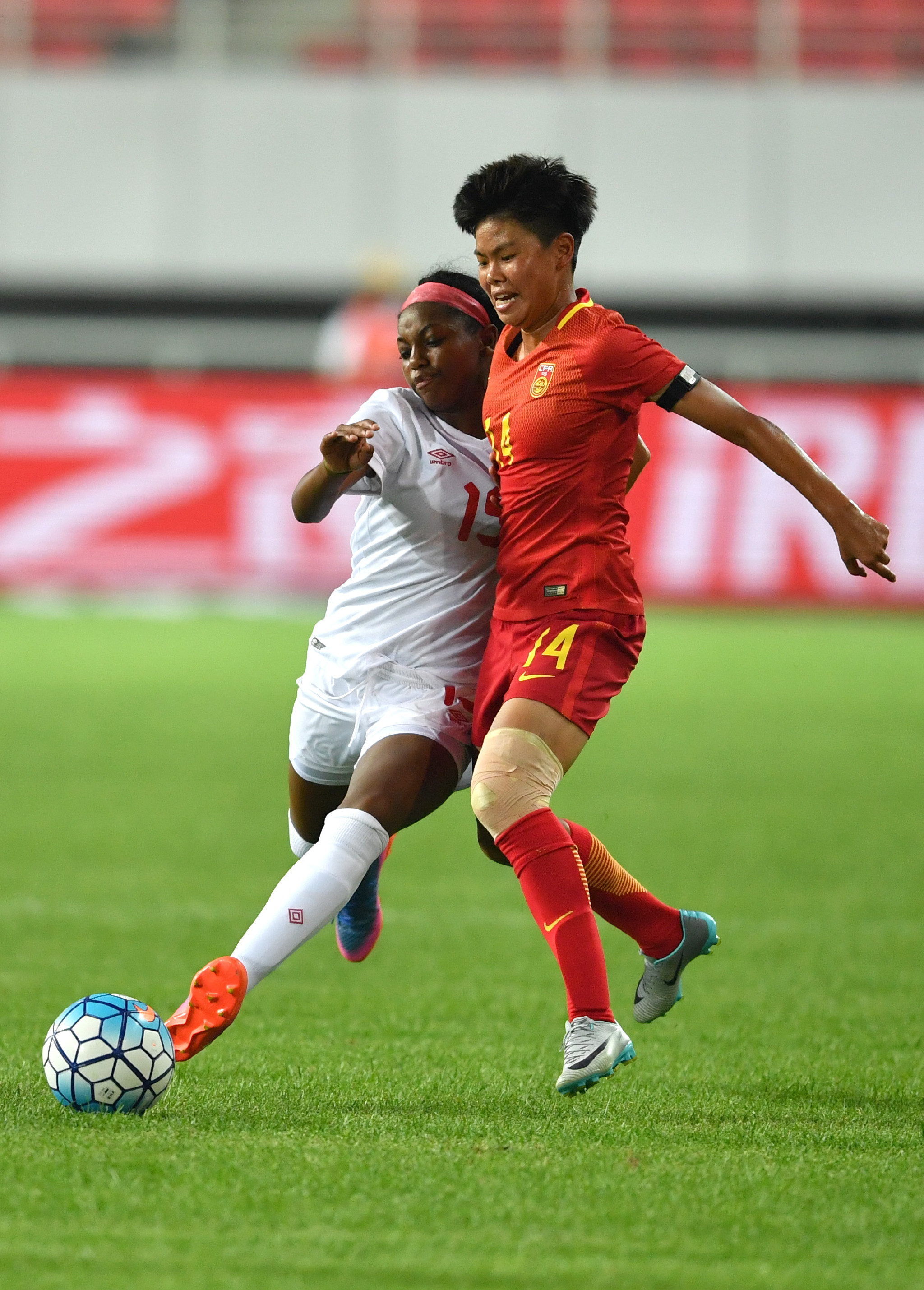 女子足球比赛场上，中国队员们精神饱满(中国女足精神描述)